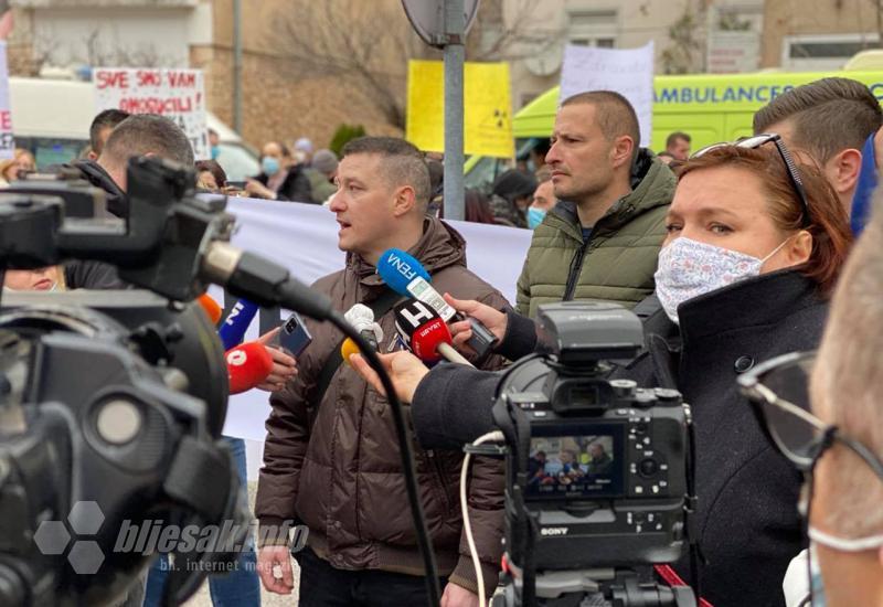 Ivica Anić i Dalibor Vuković - Prosvjedi u Mostaru: Zdravstveni radnici pred Vladom najavili štrajk glađu